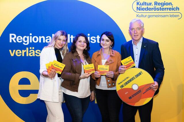 NÖ Musikszene-Lehrgangsleiterin Christina Weiß, Christine und Michaela Brezovsky und Kultur.Region.Niederösterreich-Geschäftsführer Martin Lammerhuber.  | Foto: Monika Fellner