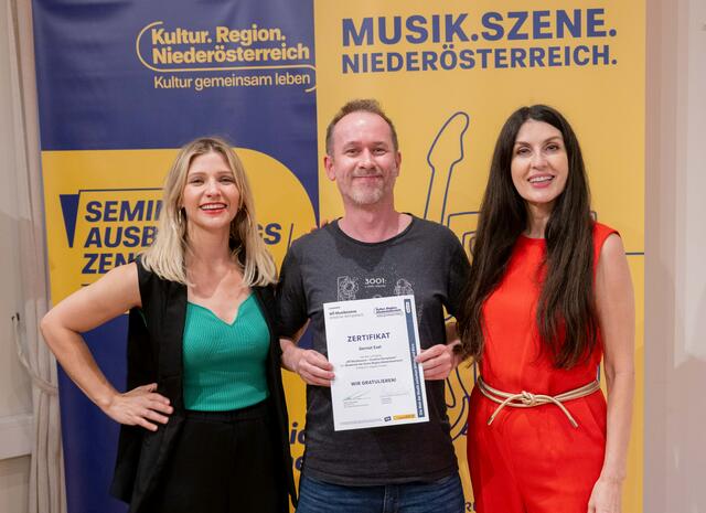 Nach dem absolvierten Lehrgang hat Gernot Exel aus Leobendorf von Lehrgangsleiterin Christina Weiß und der Vortragenden Monika Ballwein ein Zertifikat erhalten. | Foto: Erich Marschik