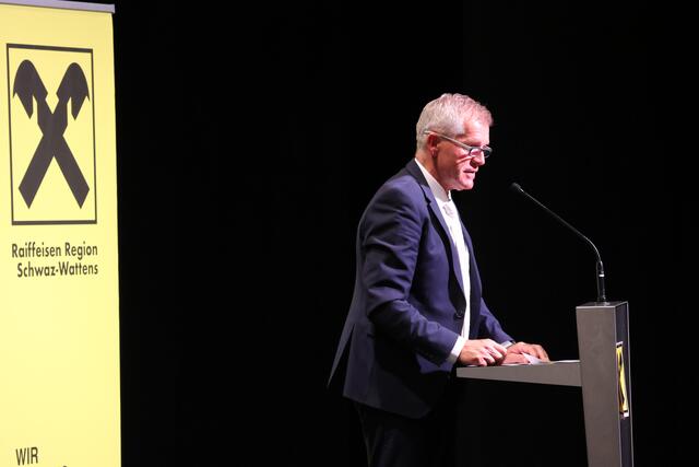 Vorstandsvorsitzender Gerhard Bathelt bei seiner Ansprache.  | Foto: Raiffeisen Regionalbank Schwaz-Wattens