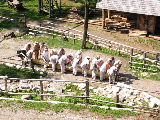 Bauhölzer werden händisch transportiert. | Foto: Erlebnis Burgbau Friesach