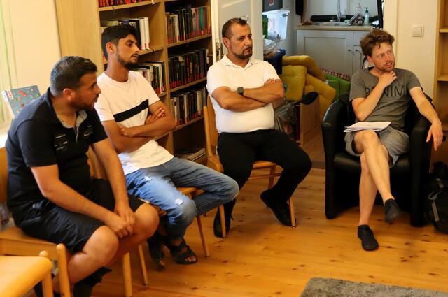 Asylwerber, Dolmetsch Adam Georgis, Referent Philipp Stramec (v.l.)