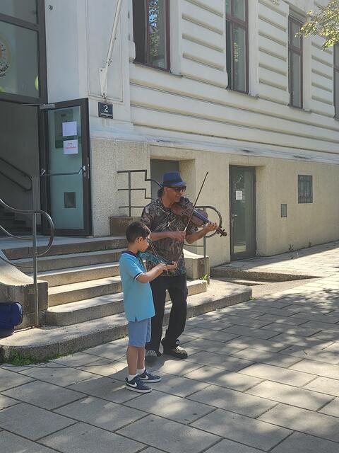 Mosa Sisic musizierte mit seinem Enkel.  | Foto: Michelle Pavonic