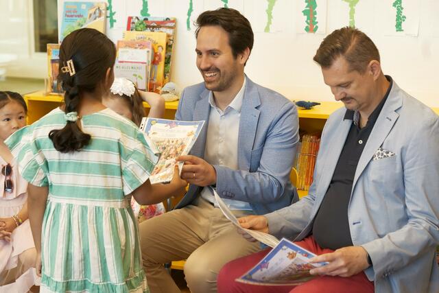 Noch einmal läuten am Freitag in Wien die Schulglocken, dann geht es für die Volksschulklasse 1C des Bildungscampus Innerfavoriten in die wohlverdienten Sommerferien. Davor gab es noch die Jahreszeugnisse – und hohen Besuch. | Foto: RMW/Maximilian Spitzauer