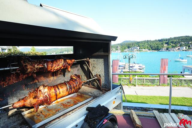 Das traditionelle Spanferkel-Essen gehört zum Rahmenprogramm. | Foto: Casino Velden