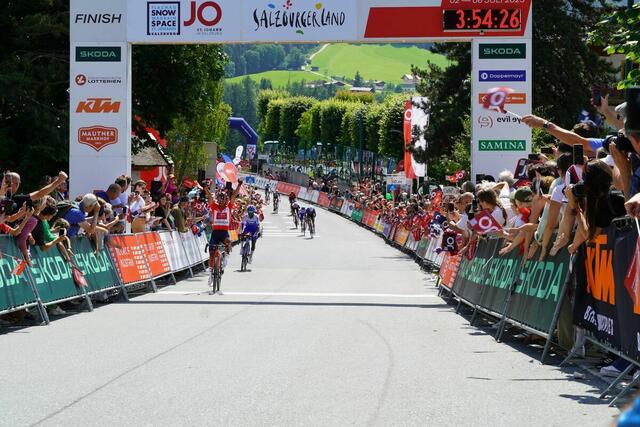 Die Zuschauer der Tour of Austria können mit den Öffis gratis ins Alpendorf reisen. | Foto: Philipp Scheiber