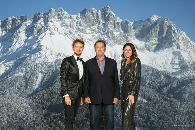 Österreicher in Amerika, hier sind Amelie van Tas und Thommy Ten mit Arnold Schwarzenegger in den Bergen.  | Foto: TheClairvovyants-ArnoldSchwarzenegger_cTheSchwCI