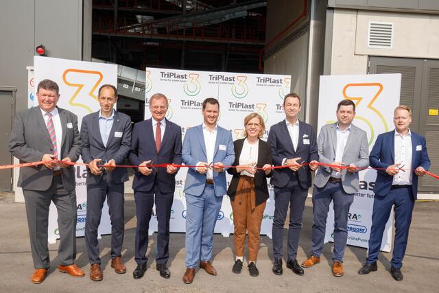 v.l.n.r.: Kurt Bernegger sen. (Geschäftsleitung Bernegger GmbH), Laurent Auguste (CEO Der Grüne Punkt) Landeshauptmann Thomas Stelzer, TriPlast-Geschäftsführer Kurt Bernegger jun., Klimaschutzministerin Leonore Gewessler, ARA-Vorstand Harald Hauke, TriPlast-Geschäftsführer Jürgen Secklehner und Dennis Völler.  | Foto: Bernegger/Hermann Walkolbinger