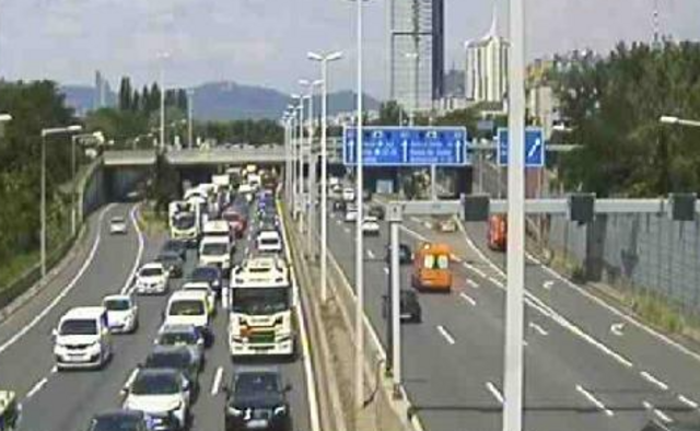 Auch auf der A22 in Richtung Knoten Kaisermühlen gibt es einen zähen Verkehrsfluss. | Foto: Screenshot Asfinag