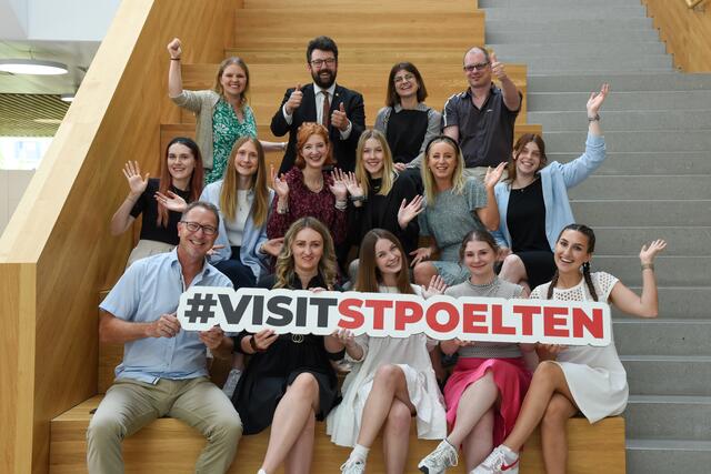 FH-Professorin Carina Wagner-Havlicek, Vizebürgermeister Harald Ludwig, Klara Datzinger von St. Pölten Tourismus, Studiengangsleiter Harald Wimmer und Tourismusdirektor Stefan Bauer mit den Studentinnen des Master-Lehrganges Digital Marketing &amp; Kommunikation. | Foto: Josef Vorlaufer