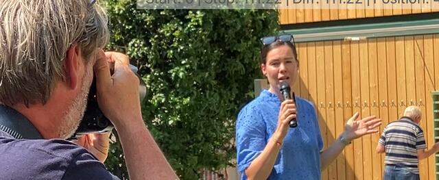 Bad-Geschäftsführerin Carina Hochebner bei ihrer Ansprache