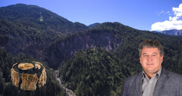 Bürgermeister Manfred Dullnig freut sich über die Funde am Burgbichl | Foto: Universität Innsbruck/Gemeinde Irschen