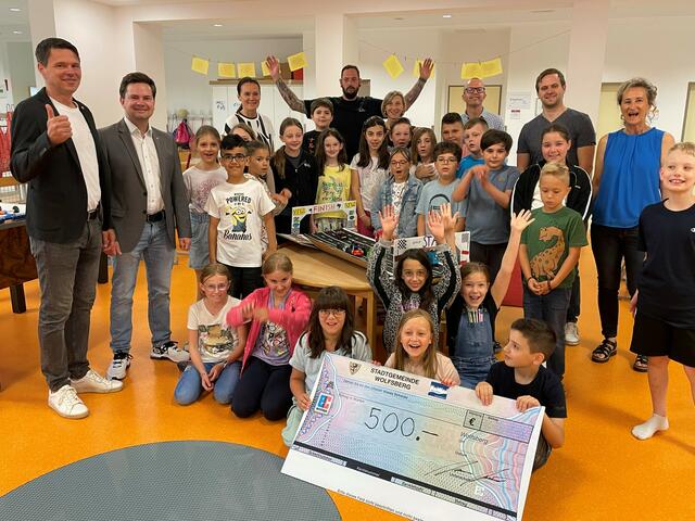 Überreichung des Siegerscheckes an die 3c Klasse der VS Wolfsberg mit (von links) Vizebürgermeister Alexander Radl, Stadtrat Jürgen Jöbstl, die Lehrer Simone Medlin, John Domen und Gabi Leikauf, Günther Rampitsch (Leiter Umweltabteilung), Jurymitglied Stefan Stückler und Direktorin Andrea Zraunig. | Foto: Stadtgemeinde Wolfsberg