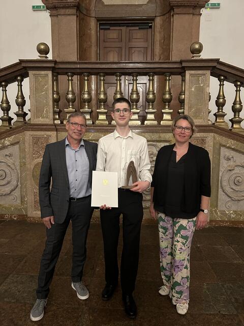 Lehrlingsausbilder Gerhard Ballenstorfer und Geschäftsführerin Andrea Klinger mit dem erfolgreichen Tischlerlehrling Fabian Schwarz | Foto: Neumayr