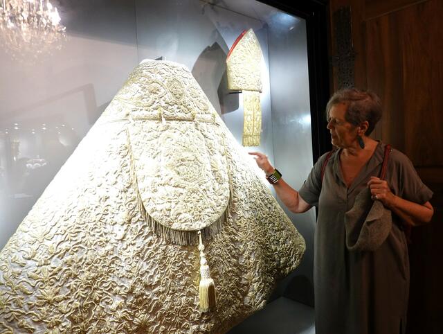 Beate erzählt über die Restaurierungsarbeit des jahrhundertealten Prachtstücks