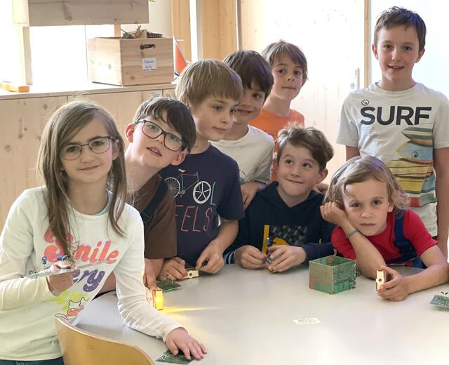 Bildtext: Löten, Holzarbeit und mehr - die vielfältigen Projekte machen den Junior Maker Pioneers sichtlich Spaß. | Foto:  Michael Dean