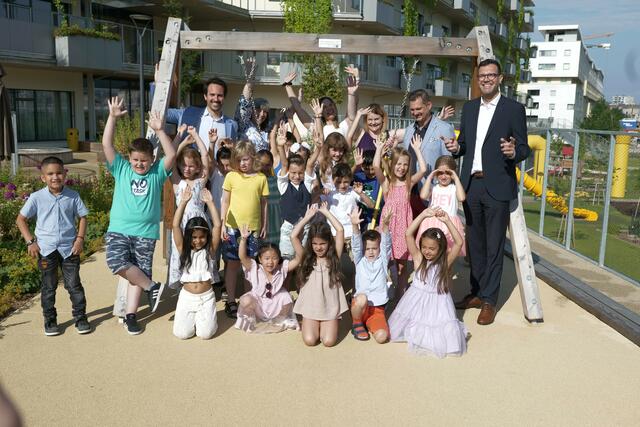 Im Anschluss gab es ein gemeinsames Gruppenfoto vor der Spielplatzschaukel. | Foto: RMW/Maximilian Spitzauer