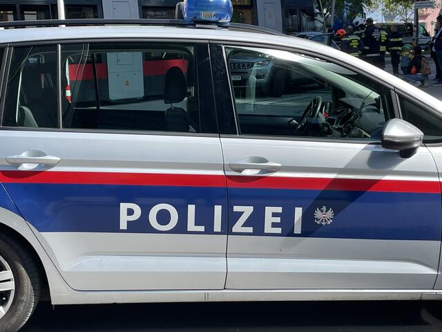 Ein rechtswidriges Fahrmanöver eines Autolenkers führte in Floridsdorf zu einem Verkehrsunfall. Eine Person kam zu Schaden. (Symbolbild) | Foto: Antonio Šećerović/RMW