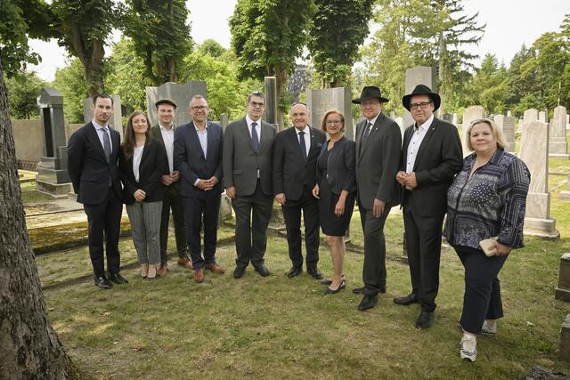 Generalsekretär der IKG Wien Benjamin Nägele, Vorständin des Nationalfonds Judith Pfeffer, Abgeordneter zum NÖ Landtag Florian Krumböck, Architekt Christoph Kucera, Präsident der IKG Wien Oskar Deutsch, Nationalratspräsident Wolfgang Sobotka, Landeshauptfrau von NÖ Johanna Mikl-Leitner, Bürgermeister von St. Pölten Matthias Stadler, Abgeordneten zum Nationalrat Robert Laimer, Landtagsabgeordnete Kathrin Schindele. | Foto: Parlamentsdirektion/Johannes Zinner
