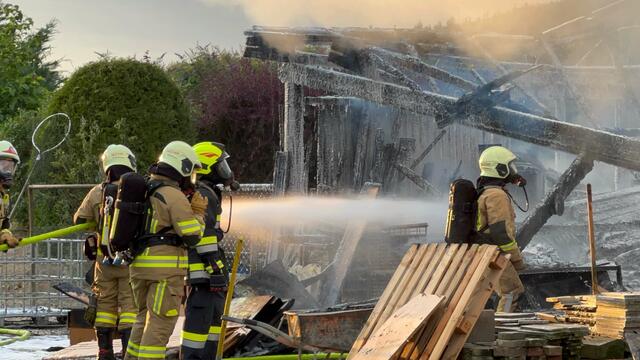 Feuerwehrkräfte im Einsatz: Der Schuppen und der angrenzende Taubenschlag standen in Flammen. | Foto: Doku NÖ