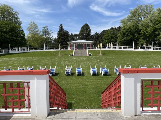 Die Wiener Bäder zählen insgesamt zwischen 450 und 470 Bedienstete in den Freibädern, bei Schönwetter übernehmen rund 40 die Funktion der Ansprechperson für Sicherheit ("First Responder").  | Foto: Laura Rieger/RMW