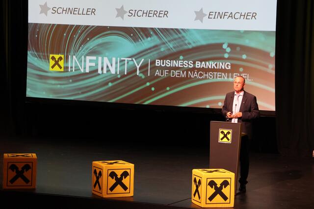 Vorstandsvorsitzender Otto Prantl bei seinen Grußworten.  | Foto: Raiffeisen Regionalbank Schwaz-Wattens