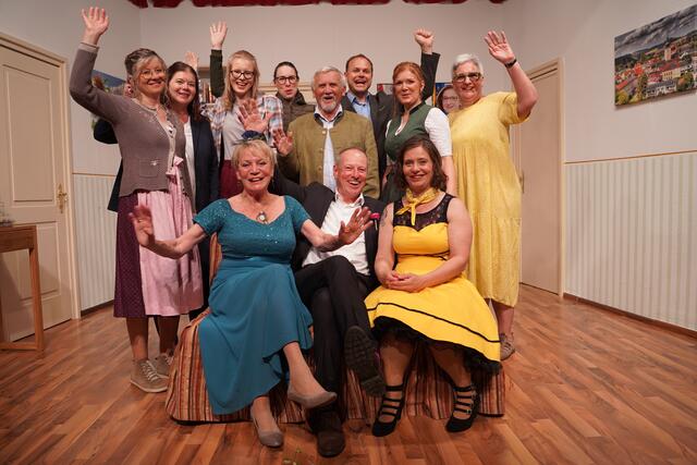 Vorne: Ulrike Gaderer, Felix Michael Wagner, Herta Siedl; dahinter: Gerlinde Mairhofer, Sonja Hahn, Katarina Kitzler, Stefanie Weidenauer, Fritz Gundacker, Stefan Prinz, Karin Peham, Gabriela Peterka (v.l.) | Foto: Evi Leutgeb
