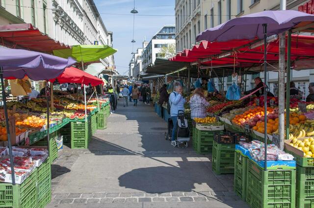 Am Brunnenmarkt liegt der Duft von süßen Früchten und orientalischen Gewürzen in der Luft.  | Foto: Foto: wolf
