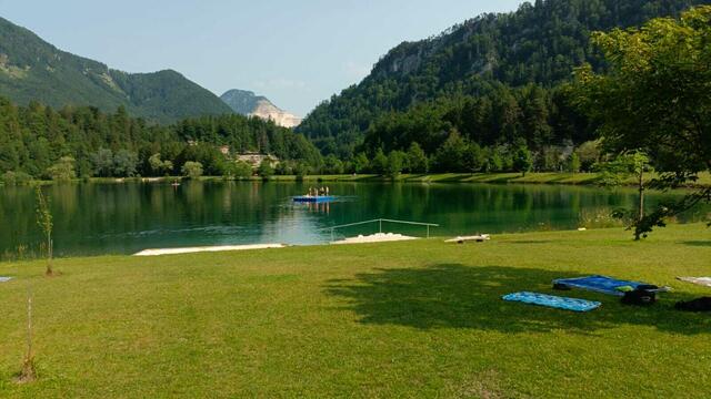 Der Elisabethsee glänzt nicht nur mit seiner hervorragenden Wasserqualität, sondern auch mit seiner großen Liegewiese. | Foto: Dietmar Kreindl