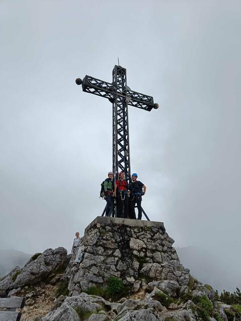 Gipfelsieg auf der Katrin: Im Rahmen der Aktion „Jugend unterwegs“ ging es mit Übungsleiterin Klara Schnetzinger via Klettersteig aufs Kaiser Franz Josef Kreuz. | Foto: AV Enns
