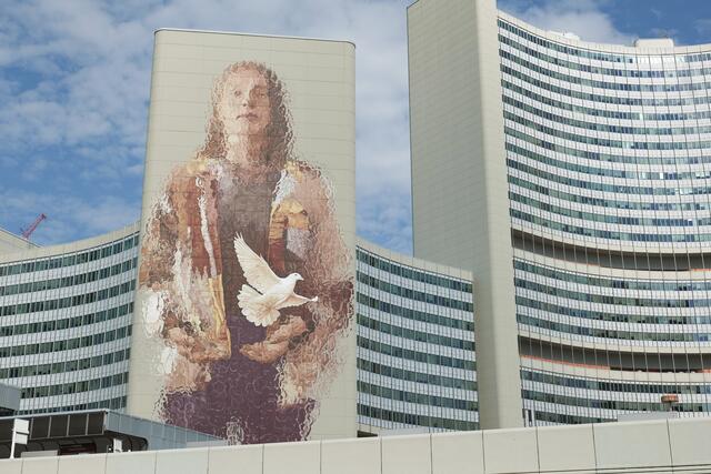  Ein riesiges Gemälde ziert seit Donnerstag, 27. Juni, eine Wand der UNO-City. | Foto: Max Spitzauer/RMW