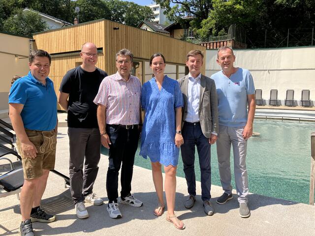 Herbert Schlossnikl, Geschäftsführer Vöslauer Mineralwasser (2.v.r.), Carina Hochebner, Geschäftsführerin Thermalbad Vöslau (3.v.r.), Werner Kosa, kosaplaner (r.), Gerhard Oberascher, Silgmann, (l.); Baustadtrat Harald Oissner (2.v.l.), Bürgermeister Christian Flammer (3.v.l.)