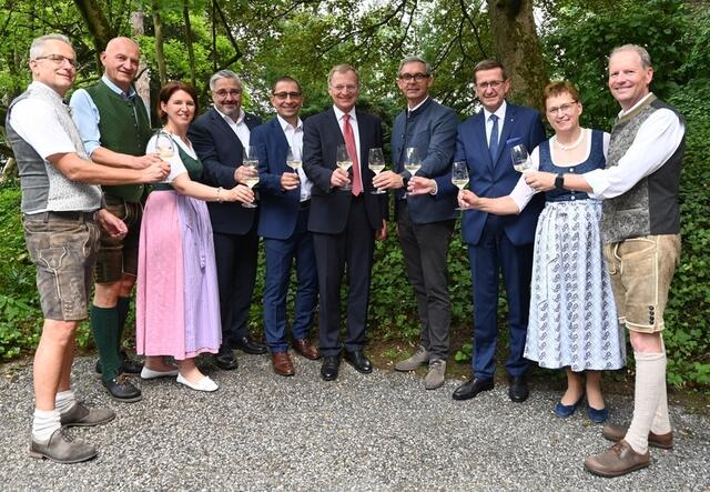 Ein Hoch auf die oberösterreichische Most- und Wein-Vielfalt – von links: Kammerdirektor Karl Dietachmair, Klubobmann Christian Dörfel, Landesrätin Michaela Langer-Weninger, AK-Präsident Andreas Stangl, LK-Österreich Generalsekretär Ferdinand Lembacher, Landeshauptmann Thomas Stelzer, LK OÖ-Präsident Franz Waldenberger, Landesrat Markus Achleitner, Vizepräsidentin Rosemarie Ferstl und Bauernbund-Direktor Wolfgang Wallner. | Foto: Landwirtschaftskammer OÖ