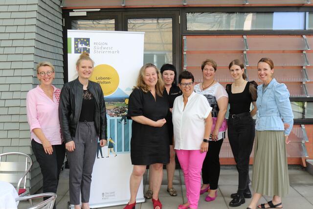 Moderatorin Ute Baumhackl, Theologin Anja Asel, Greith-Haus Leiterin Isabella Holzmann, Landwirtin und Künstlerin Jasmin Holzmann-Kiefer, Landtagsabgeordnete Bernadette Kerschler, LAbg. Bürgermeisterin Maria Skazel, Regionalmanagerin Elisa Schwab und Felin-Geschäftsführerin Christiane Katschnig-Otter. | Foto: Löschnig