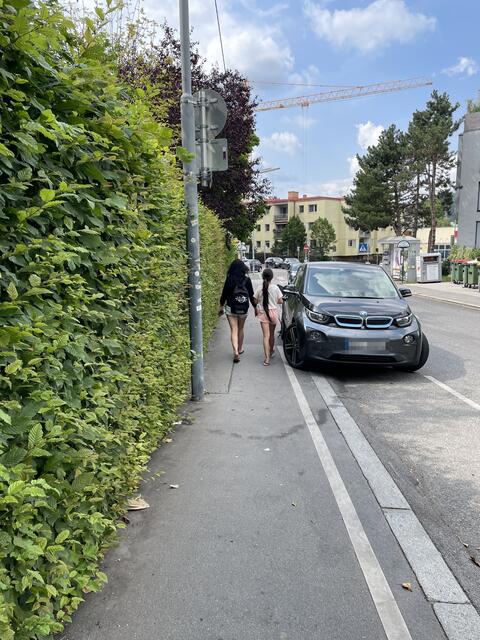 Auch in der Schlossberggasse sind die Gehsteige schmal. Stellenweise parken die Autos auch noch darauf.  | Foto: Lisa Kammann