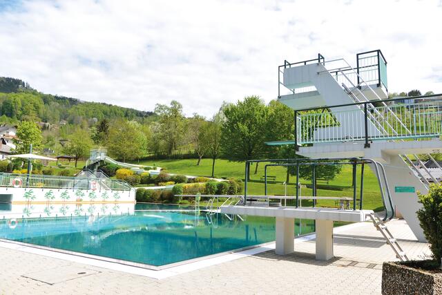 Gepflegte Anlagen samt Sprungturm im Freibad von Kirchdorf an der Krems. | Foto: Stadtgemeinde Kirchdorf