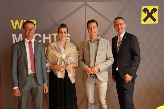 v.r.: V.Dir. Mag. Christian Leinchener, MBA, BGM.in Victoria Weber MSc., VBM Mag. Matthias Zitterbart und Prok. Alexander Schrempf-Moll
 | Foto: Raiffeisen Regionalbank Schwaz-Wattens