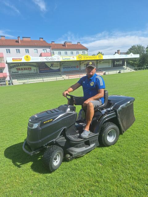 In einem perfekten Fußballplatz steckt viel Arbeit – Andreas Sprinzl hat als Platzwart alle Hände voll zu tun. | Foto: Privat