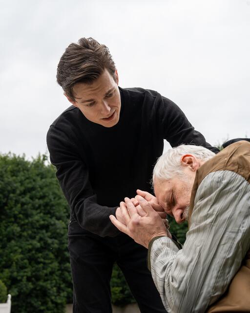 Bei den Proben der Raimundspiele in Gutenstein: Manuel Sonnleitner mit Josefstadtstar Günter Franzmeier. | Foto: Jakob Stickler
