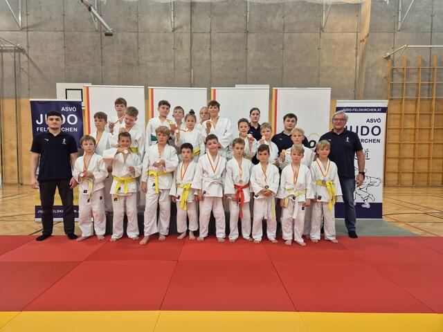 Die erfolgreiche Schülermannschaft des Judoclub Wolfsberg mit Trainern. | Foto: Privat