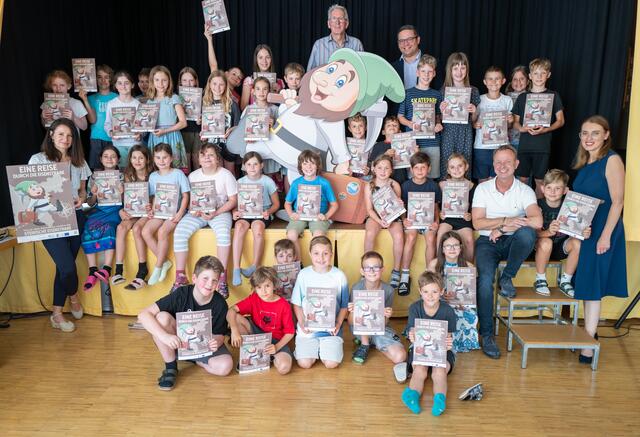Volksschülerinnen und -schüler der VS Trofaiach haben heute von Obmann und Bürgermeister Mario Abl und Eisenstraßengeschäftsführerin Kornelia Lemmer die druckfrischen Reiseführer überreicht bekommen. | Foto: Kastner&amp;Partner