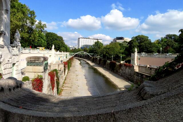 Der Wienfluss - hier erscheint er wie ein harmloses Gewässer - kann immer noch gewaltig anschwellen und benötigt dann auch ein so geräumiges Flussbett. 