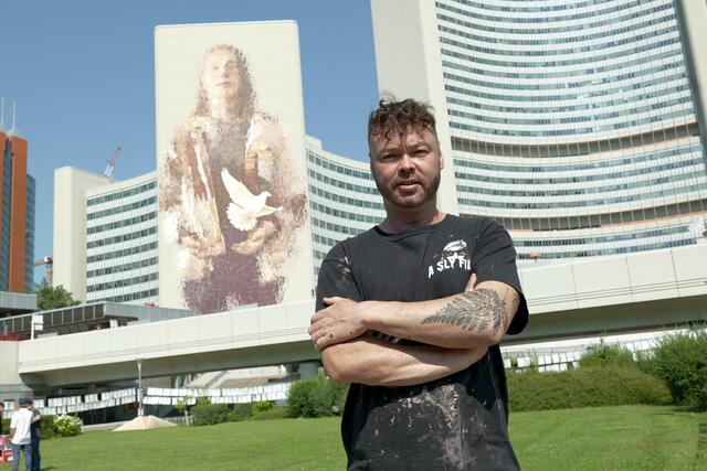 Der australische Straßenkünstler Fintan Magee setzte das Werk gemeinsam mit einer Assistentin um.  | Foto: Max Spitzauer/RMW