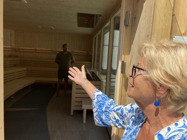 Traude Redls erster Blick in die neue Sauna
