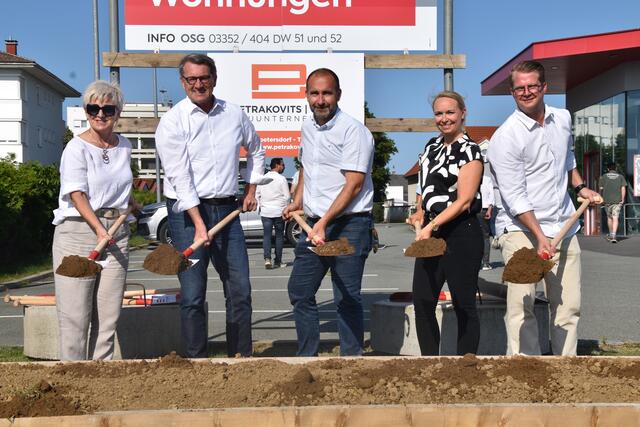 Der Spatenstich bildete den Start fürs neue Wohnprojekt in Großpetersdorf. | Foto: Michael Strini