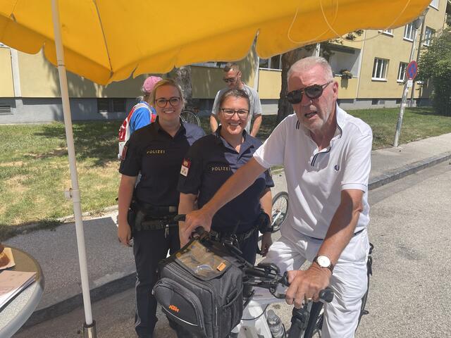 Klaus Schneeberger am Rad besuchte auch die Polizeibeamten vor Ort.