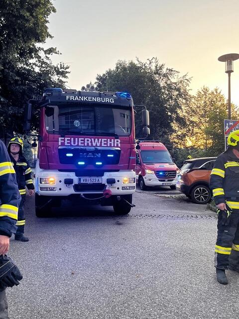 Die Feuerwehr Frankenburg rückte mit 30 Mann zum Brand im Alten- und Pflegeheim Frankenburg aus. | Foto: Lukas Gröstlinger