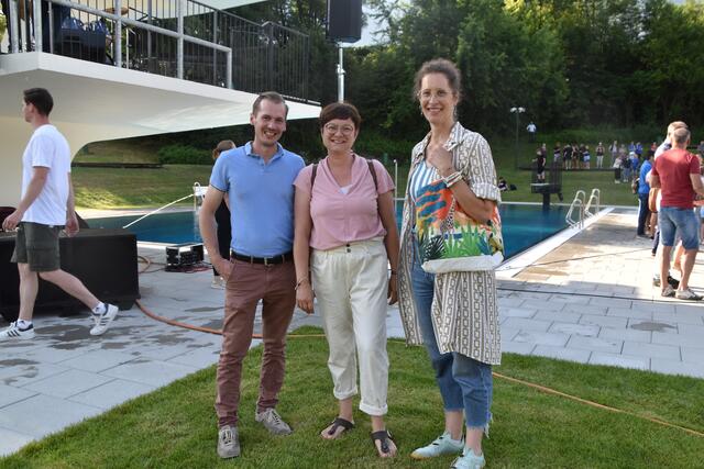 GR Benjamin Hinterholzer, Vizebgm. Julia Schmid und GR Manuela Pfohl ließen sich die Eröffung nicht entgehen. | Foto: Kendlbacher