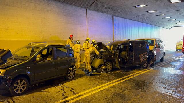 Eine Person musste von der Feuerwehr aus dem Fahrzeug geborgen werden.