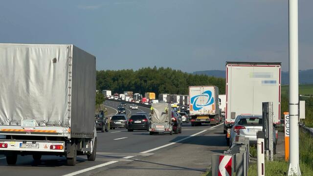 Kilometerlanger Stau war die Folge des Unfalls auf der A1. | Foto: DOKU-NÖ
