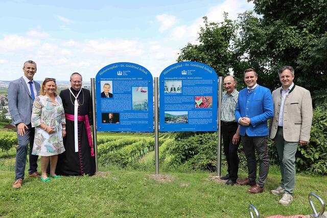 Stadtrat Roland Honeder, Vizebürgermeisterin Maria T. Eder, Propst Anton Höslinger, Bezirkshauptmann Andreas Riemer, Bürgermeister Christoph Kaufmann, Nationalrat Johannes Schmuckenschlager vor den Infotafeln, die nun Teil der Klosterneuburger Historienpfade sind. | Foto: Stadtgemeinde Klosterneuburg / Lutz